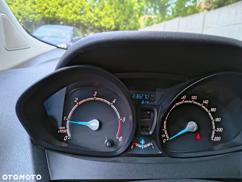 Ford Transit Courier - 12