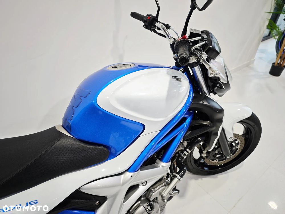 Suzuki Gladius - 10