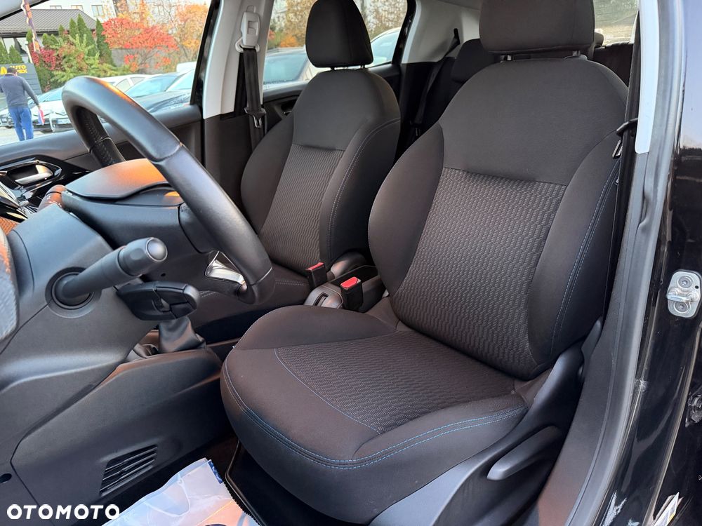 Peugeot 208 - 15