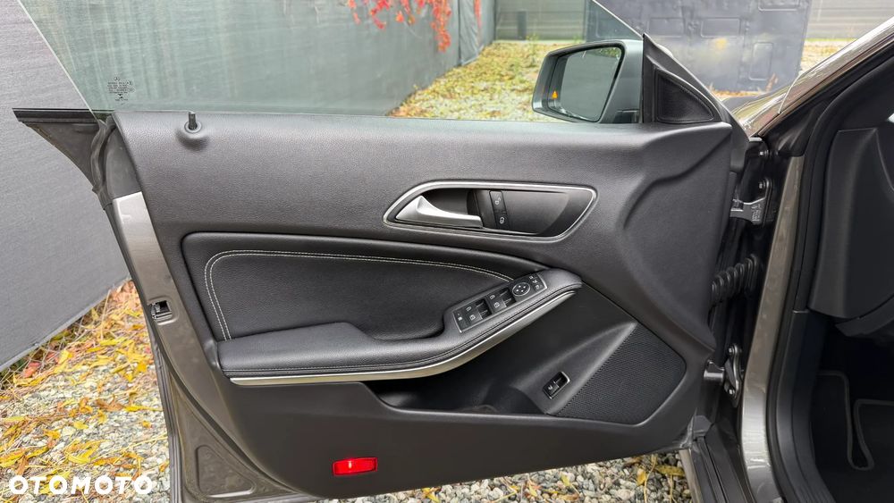 Mercedes-Benz CLA 220 d 4Matic 7G-DCT - 17