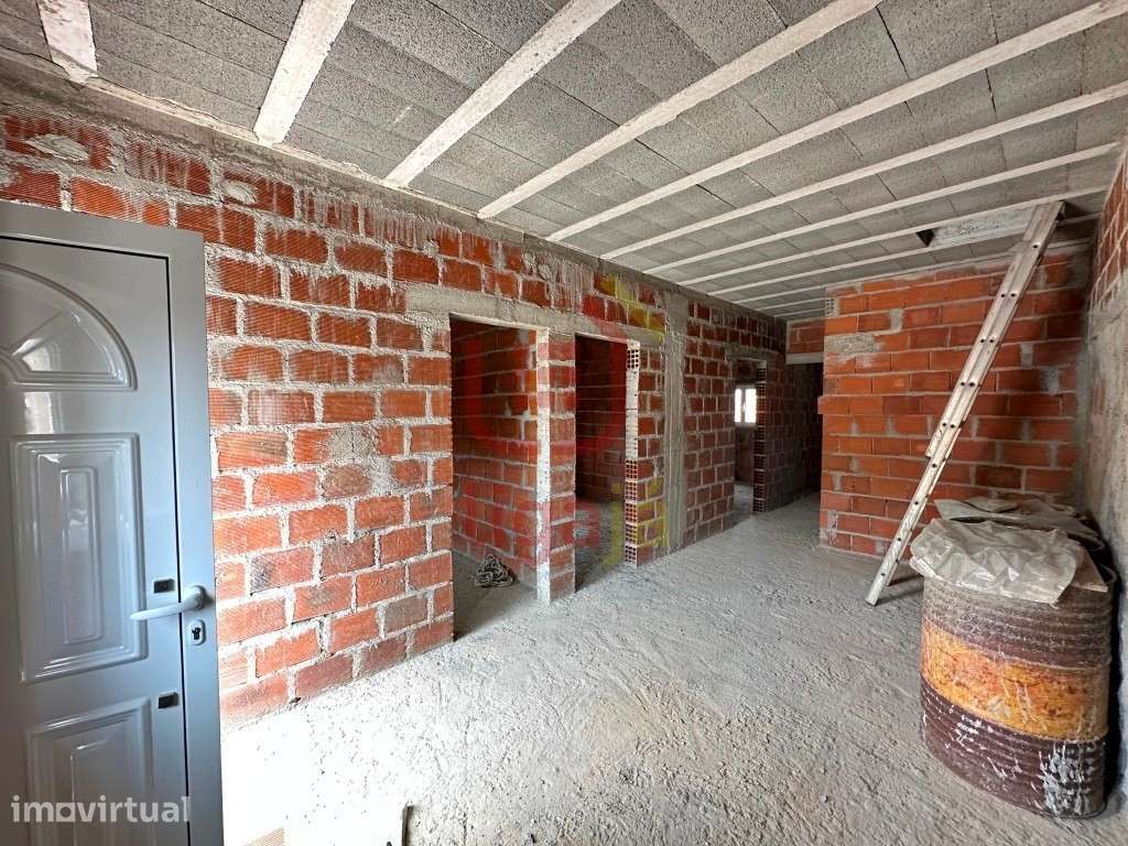 Moradia T2 em Reconstrução - Freixianda! - Grande imagem: 2/14
