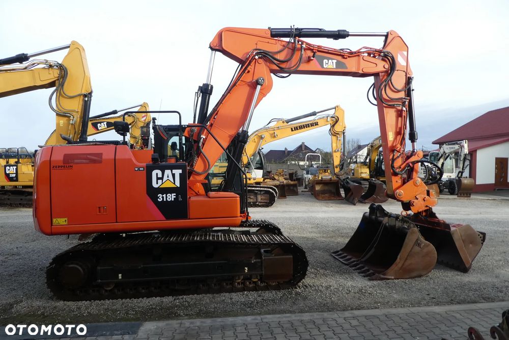Caterpillar M 318F Z NIEMIEC TRZY ŁYŻKI - 35