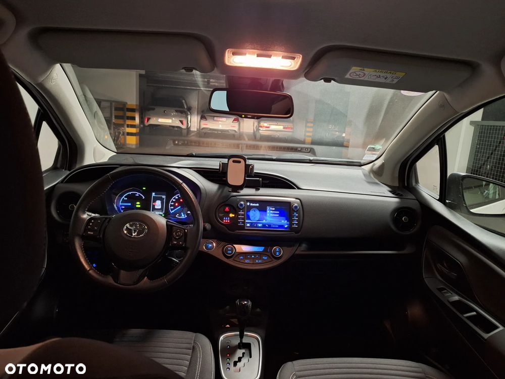 Toyota Yaris Hybrid 100 Dynamic - 8