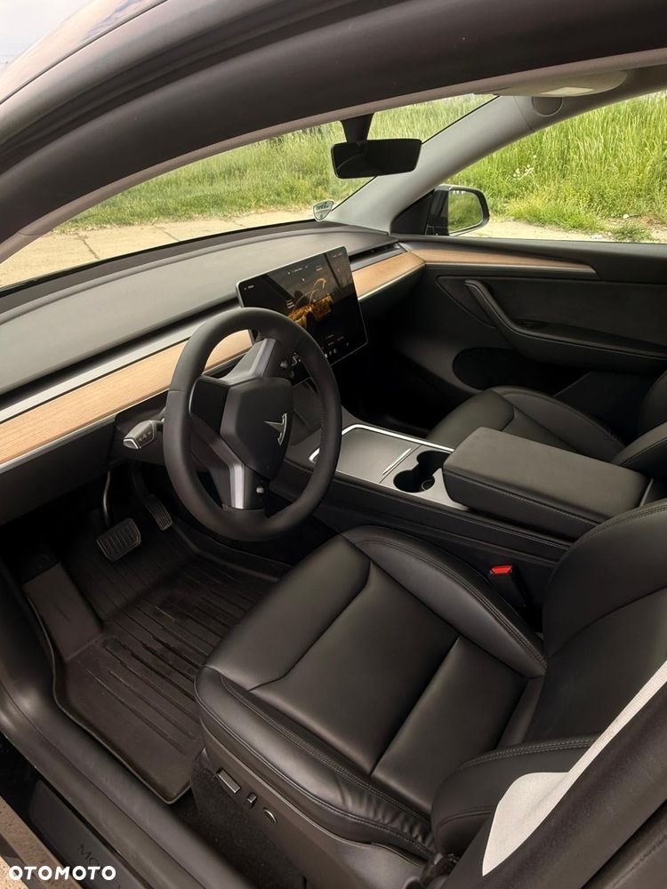 Tesla Model Y - 8