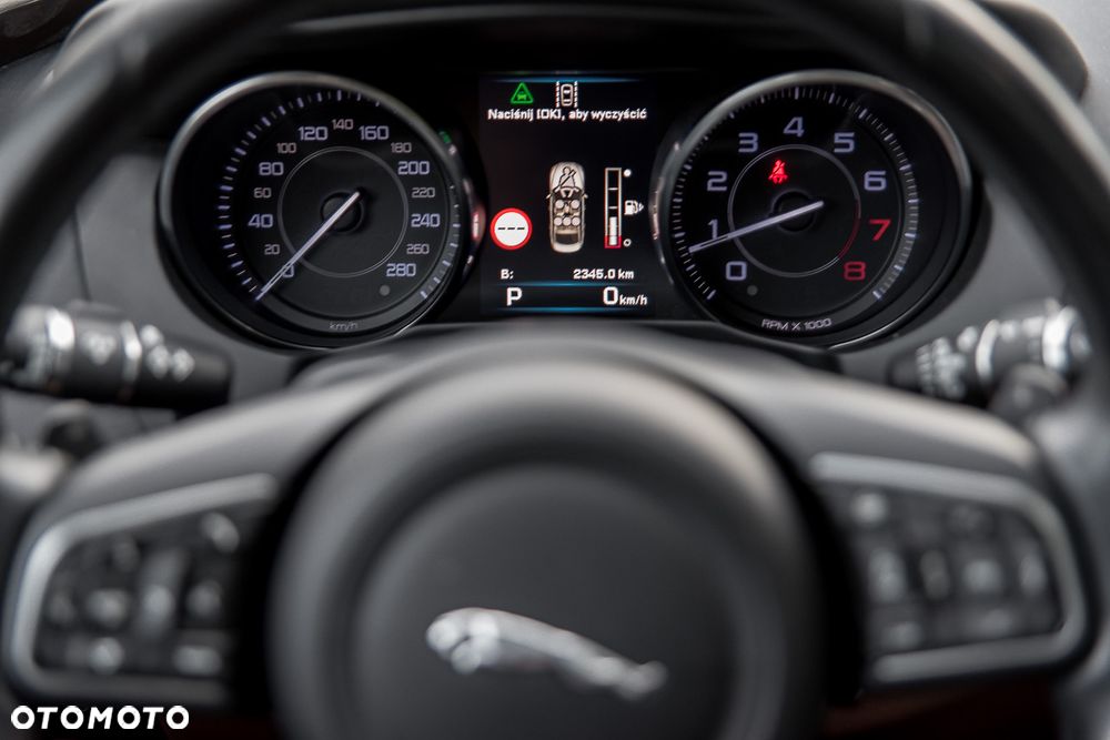 Jaguar XE 2.0 T Prestige - 29
