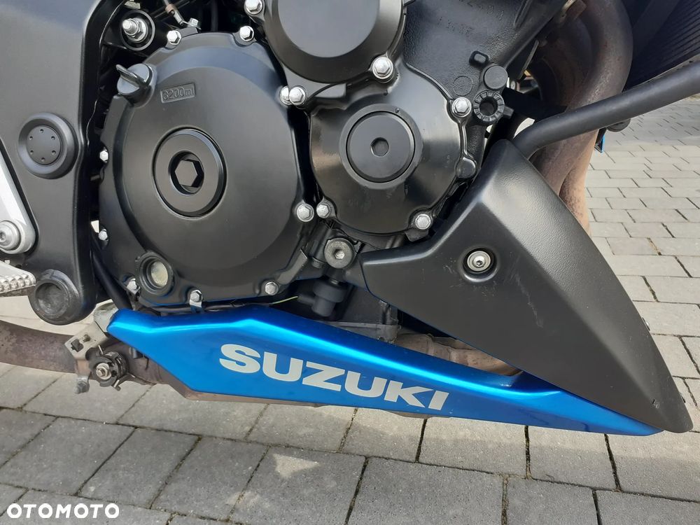 Suzuki GSR - 8