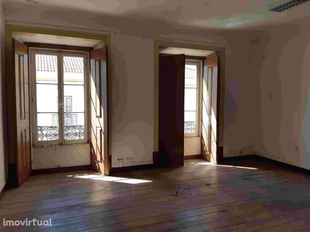 Prédio Centenário no centro de Avis - Portalegre - Grande imagem: 2/49