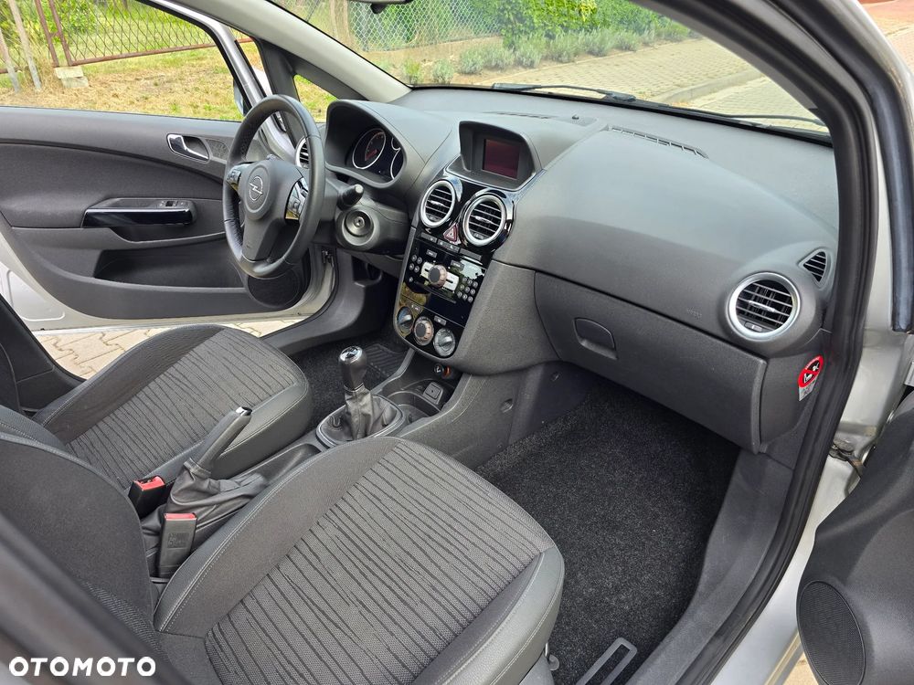 Opel Corsa 1.2 16V Essentia - 11