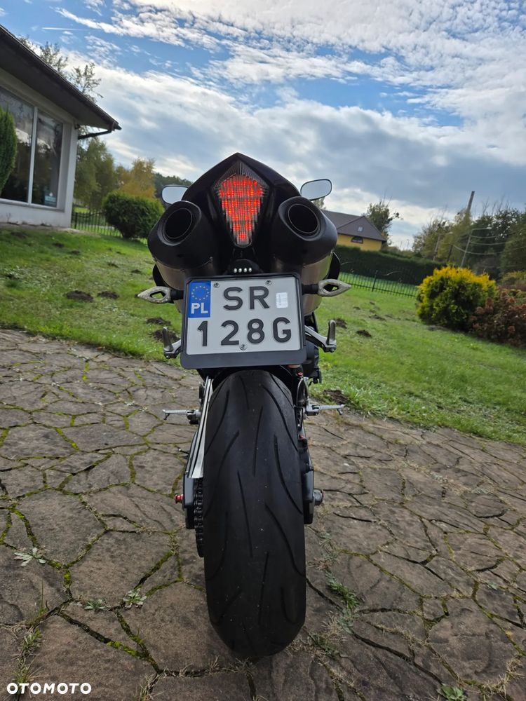 Yamaha R1 - 8