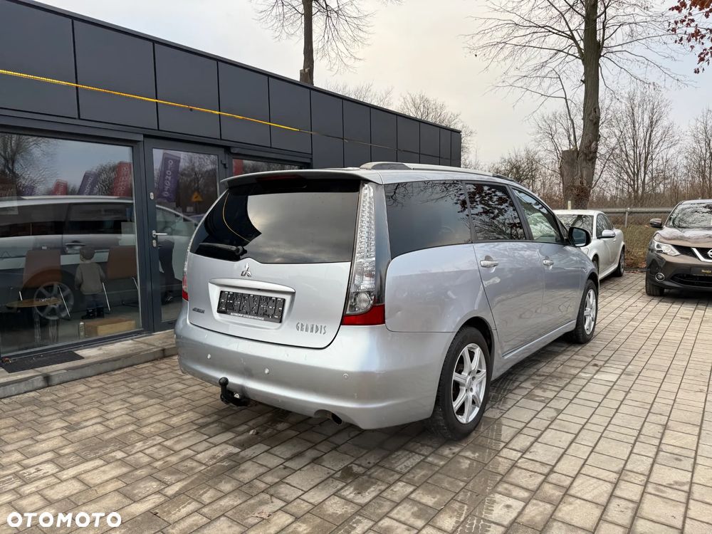 Mitsubishi Grandis 2.4 Inform - 16