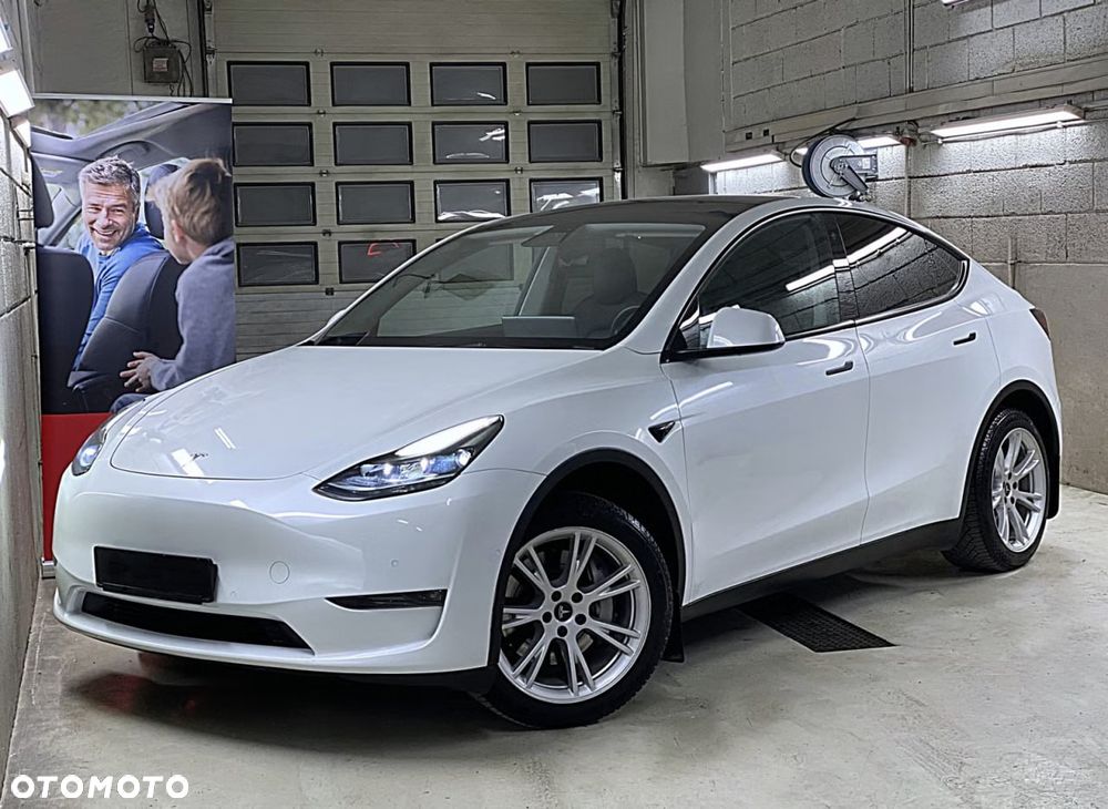 Tesla Model Y Long Range AWD - 1