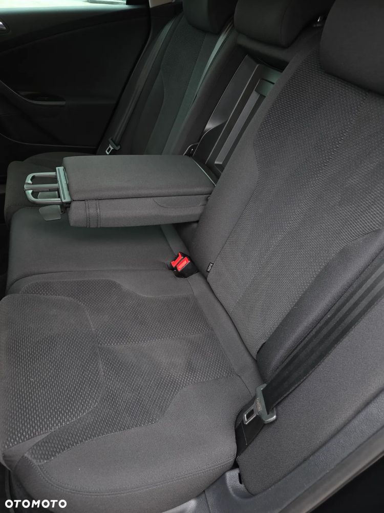 Volkswagen Passat Variant 2.0 TDI BlueMotion Technology DPF Comfortline - 17