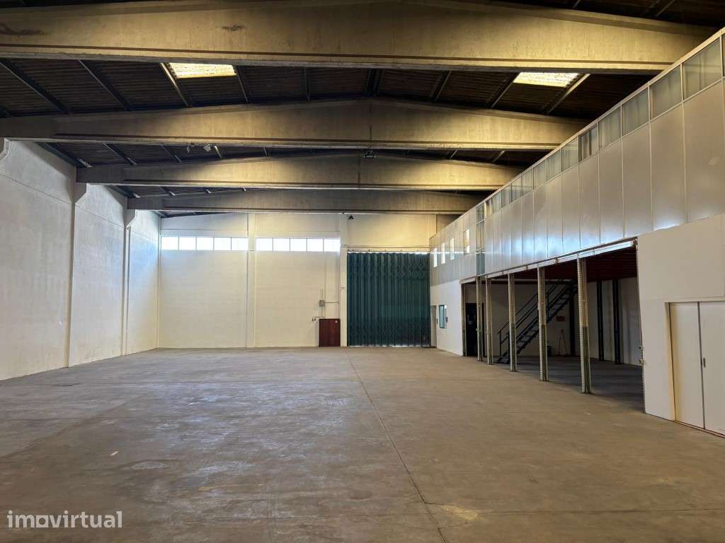 Armazém Industrial na Zona Industrial da Maia 1.200 m² para Arrendar - Grande imagem: 2/8