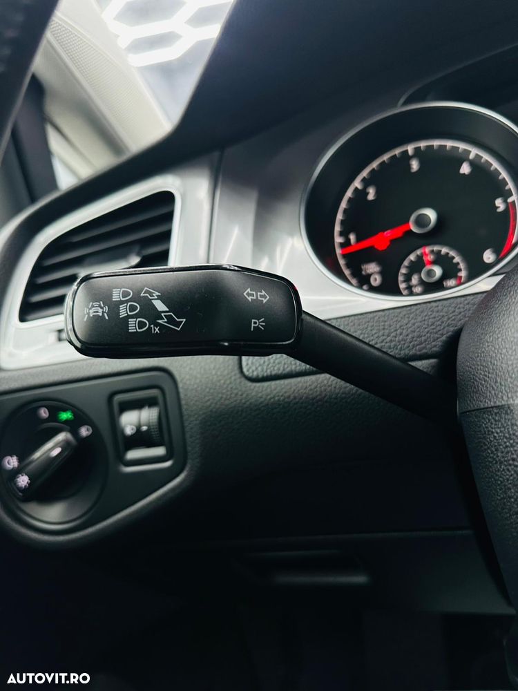 Volkswagen Golf 1.6 TDI DPF BlueMotion - 26