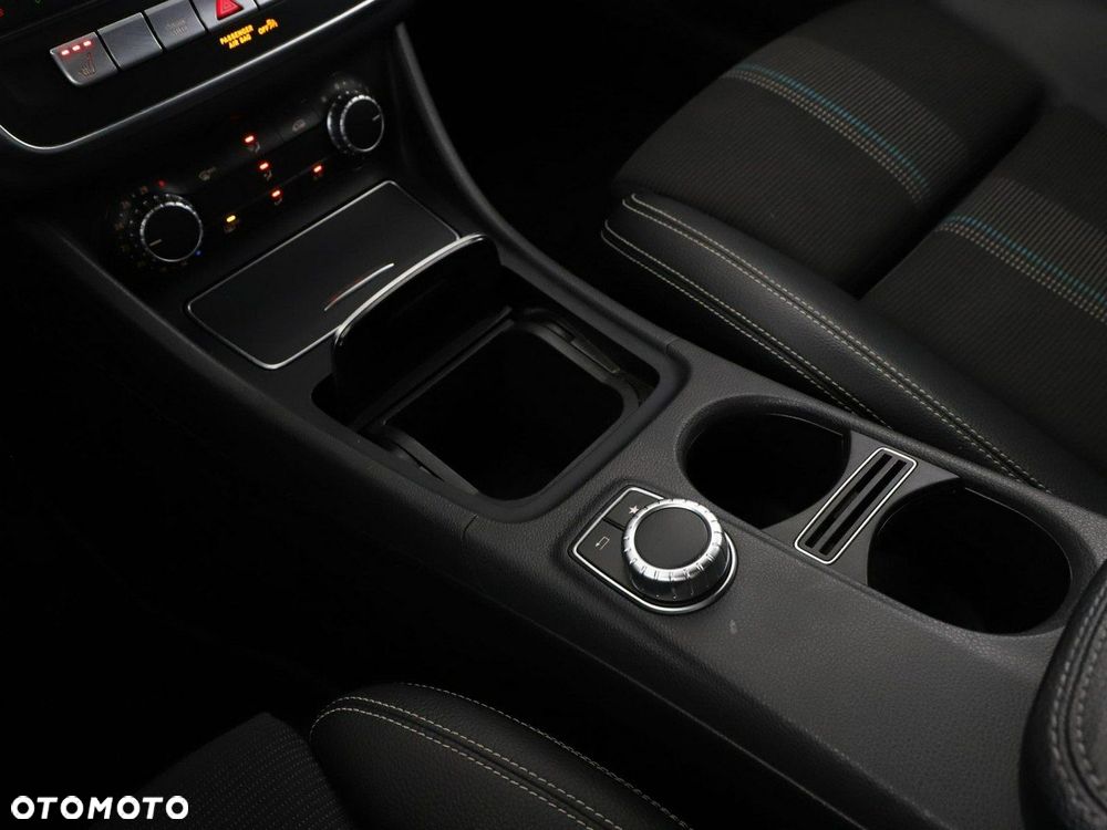 Mercedes-Benz CLA 180 7G-DCT Urban - 29