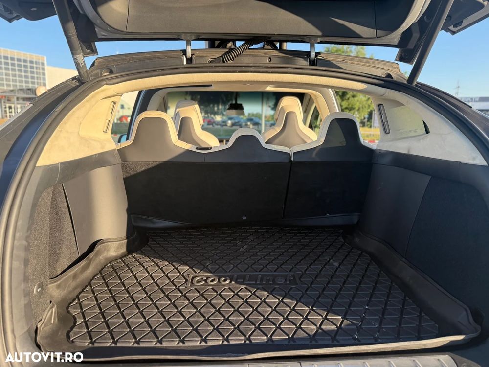 Tesla Model X - 15
