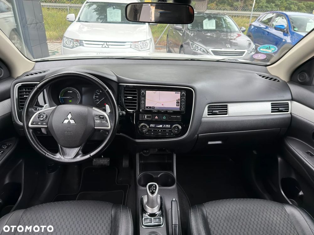 Mitsubishi Outlander Instyle NAVI + - 8
