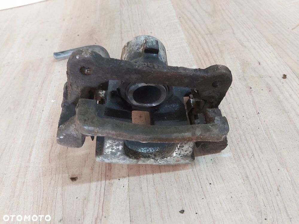 Toyota Corolla E12 zacisk tył jarzmo PRAWE 1,8 TS - 4