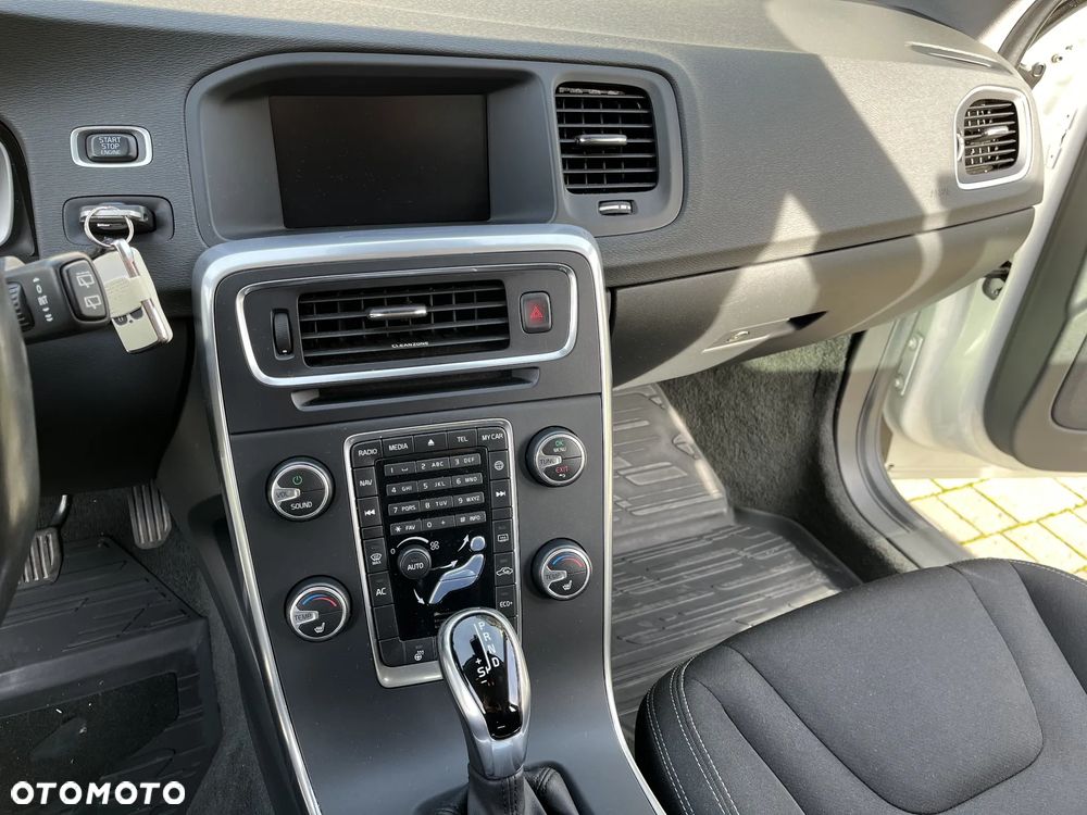 Volvo V60 T3 Drive-E Dynamic Edition (Kinetic) - 13