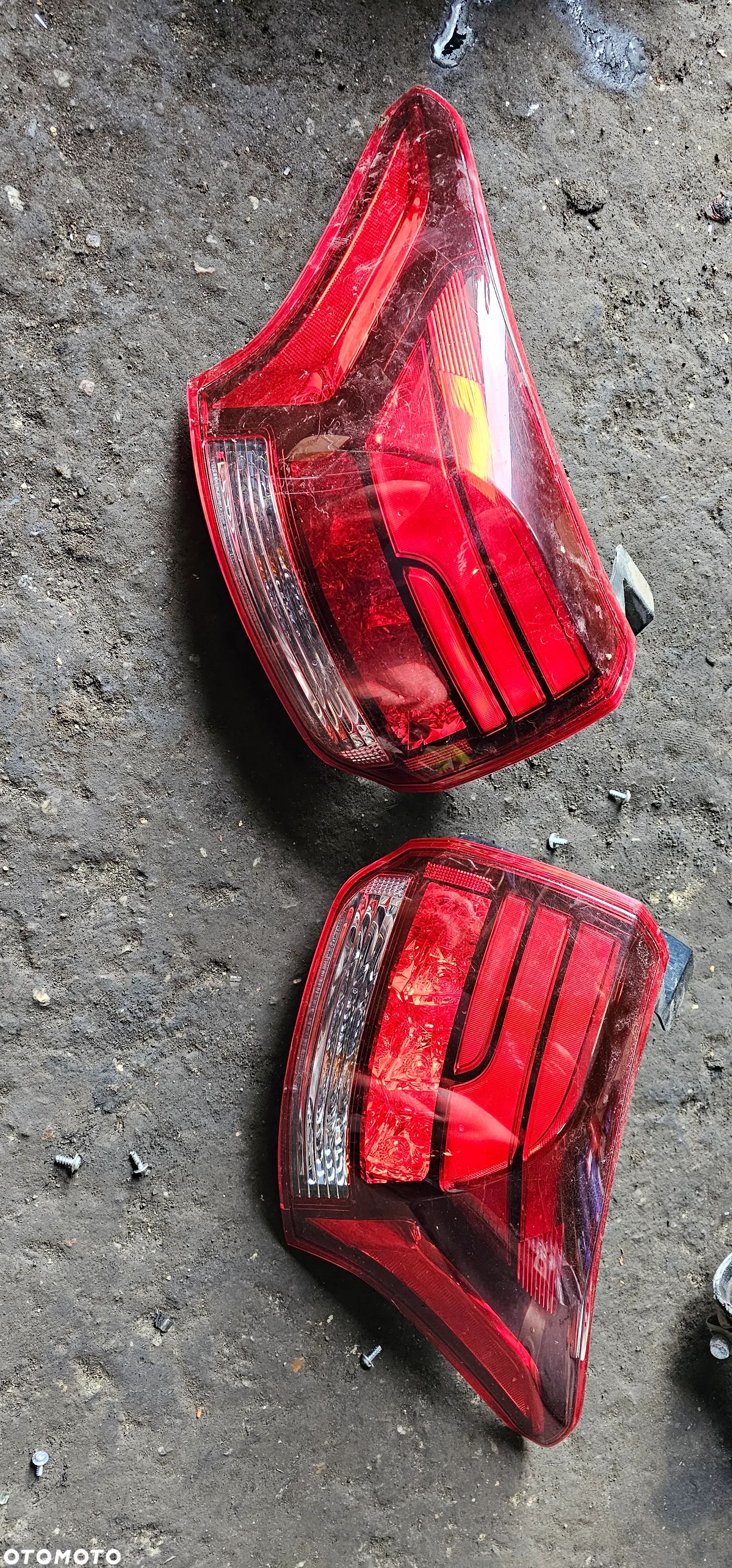 Lampa tylna tył lewa karoseryjna Mitsubishi Outlander III Hybryda 18r. - 1
