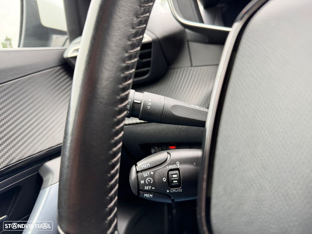 Peugeot 2008 1.2 PureTech Allure - 21