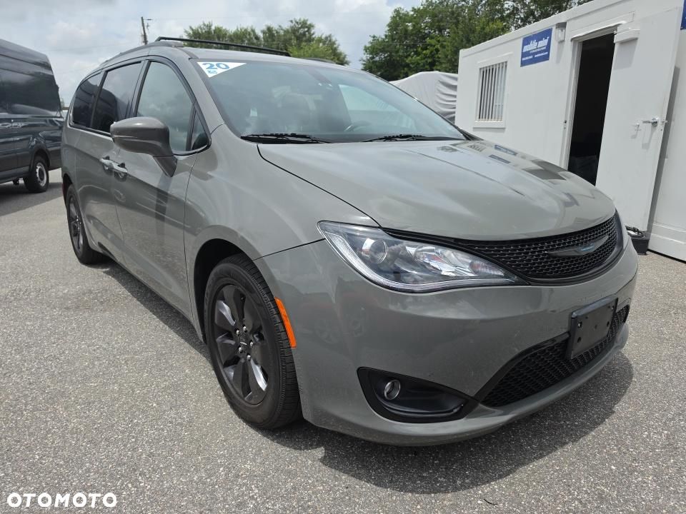 Chrysler Pacifica - 1