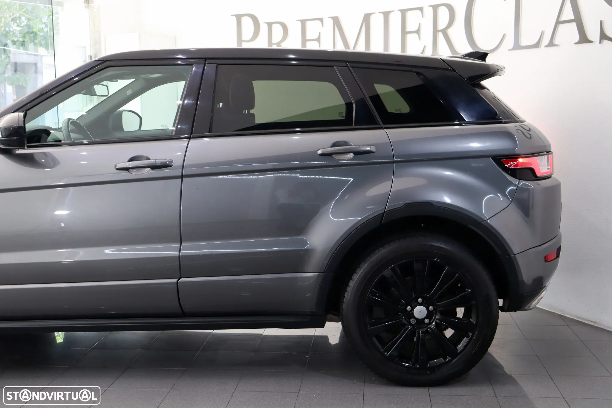 Land Rover Range Rover Evoque 2.0 D150 AWD R-Dynamic HSE Auto - 4