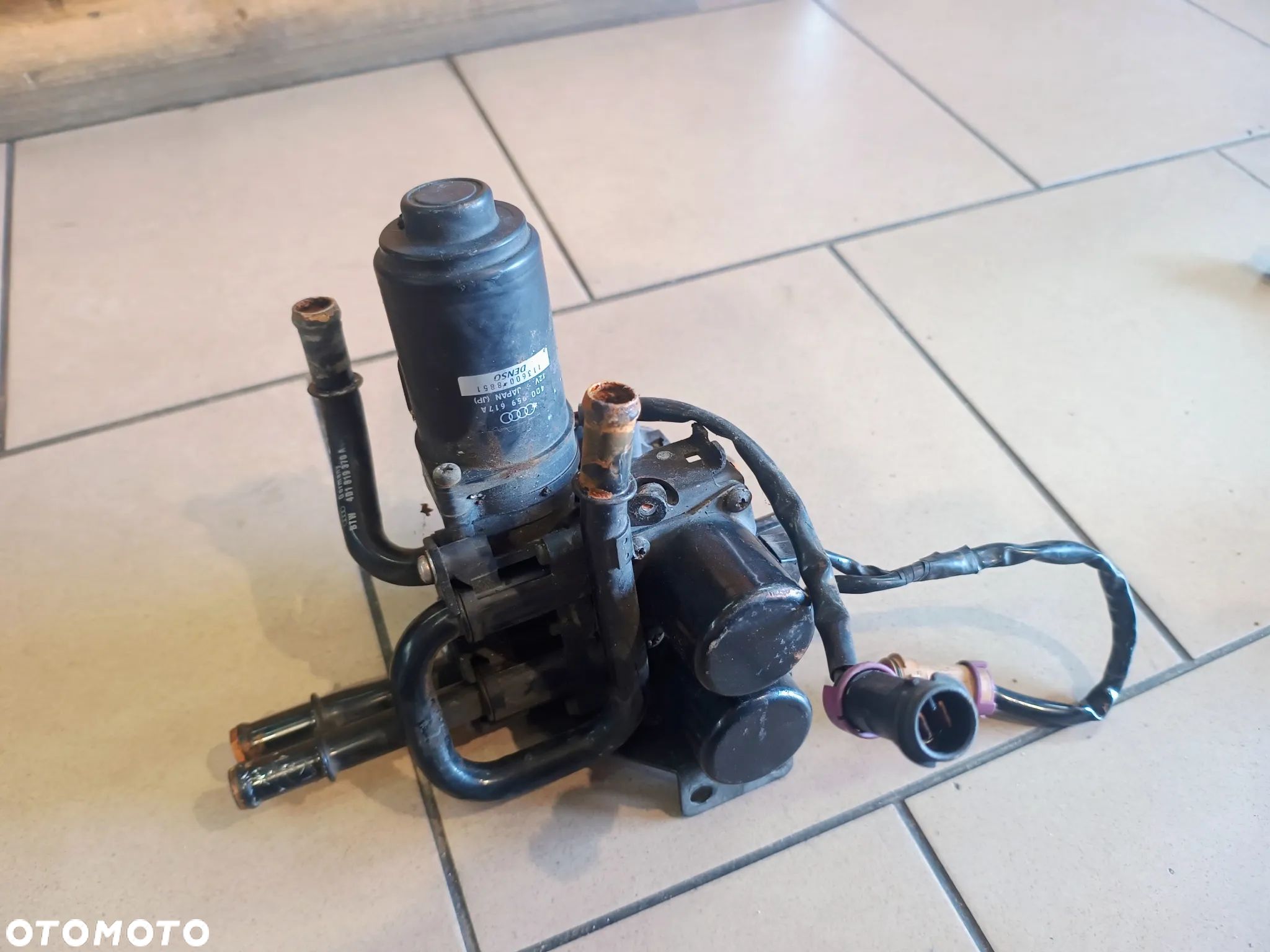 Audi A8 D2  pompa obiegu wody 4D0959617A 2.5 - 1