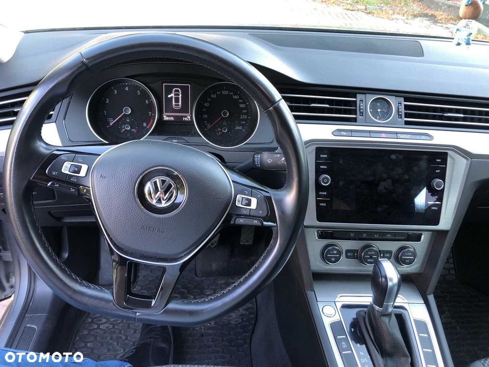 Volkswagen Passat - 2