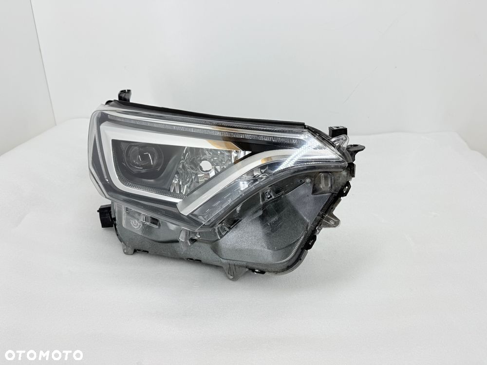 Toyota RAV 4 IV LIFT 2018 Przód strona prawa Lampa przednia
