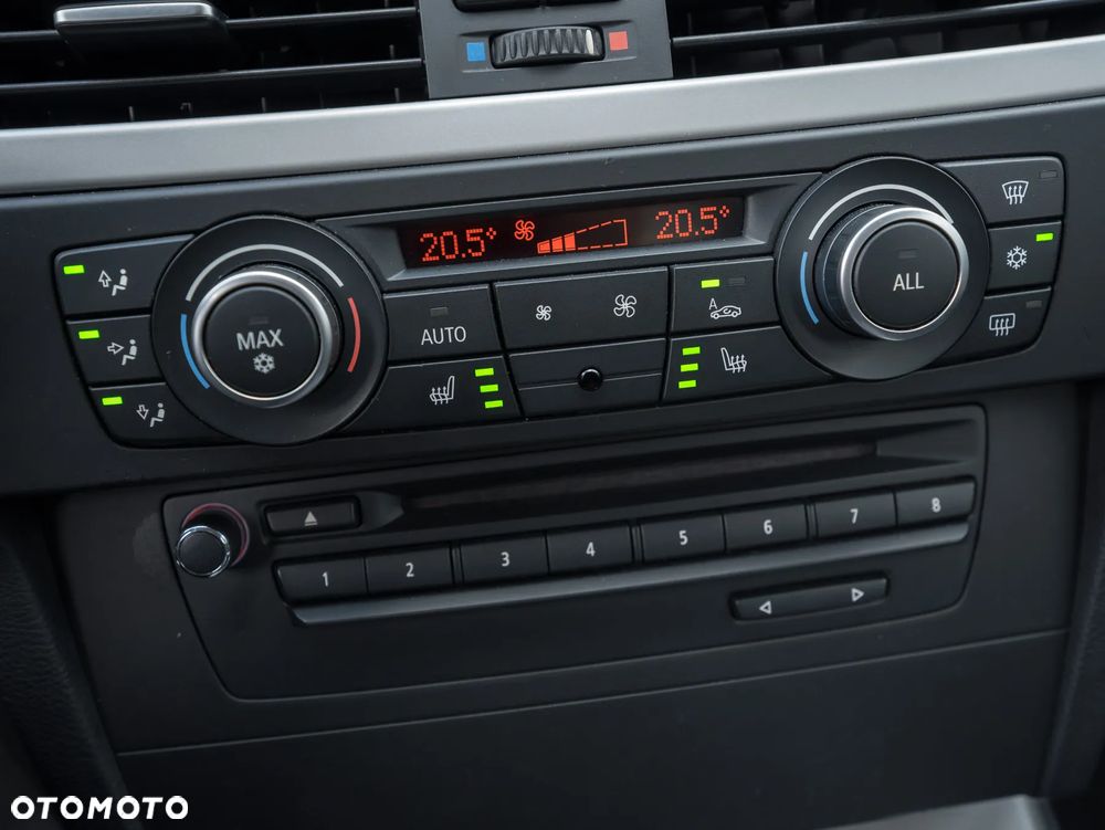 BMW Seria 3 318d DPF Touring - 36