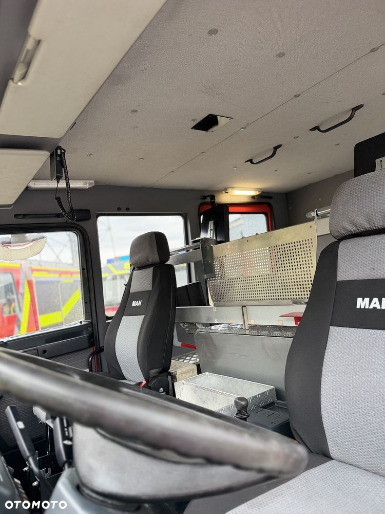 MAN Straż pożarna pojazd pożarniczy wóz strażacki MAN GBA średni terenowy- uterenowiony 4x4 CNBOP 3000l wody reduktor blokada tylnego mostu, maszt oświetleniowy - 10