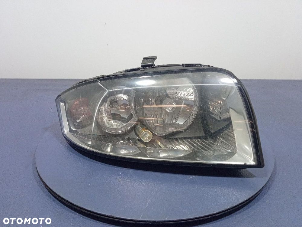 AUDI A2 8Z REFLEKTOR PRAWY PRZÓD LAMPA EU 8Z0941004H - 1