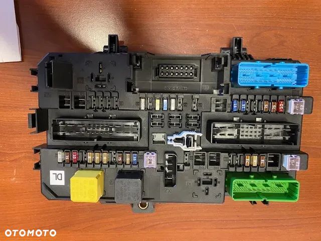 SKRZYNKA BEZPIECZNIKÓW MODUŁ BSI OPEL ZAFRA B ASTRA H 13180775 - 1