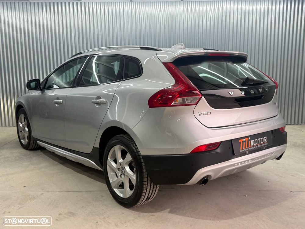 Volvo V40 Cross Country 2.0 D3 Momentum - 4