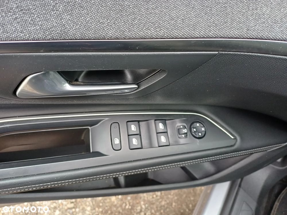 Peugeot 5008 1.2 PureTech Allure S&S - 17