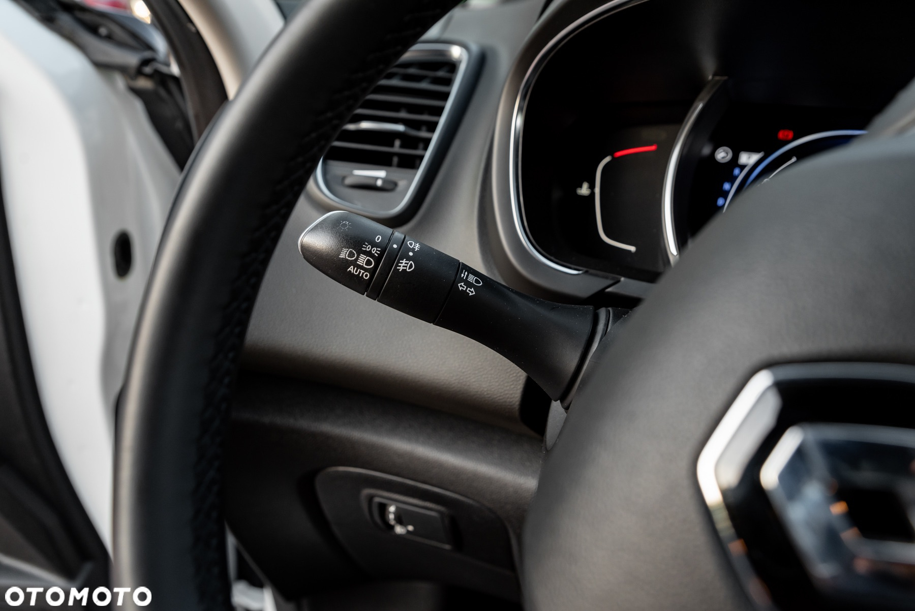 Renault Scenic TCe 140 GPF EDC INTENS - 24