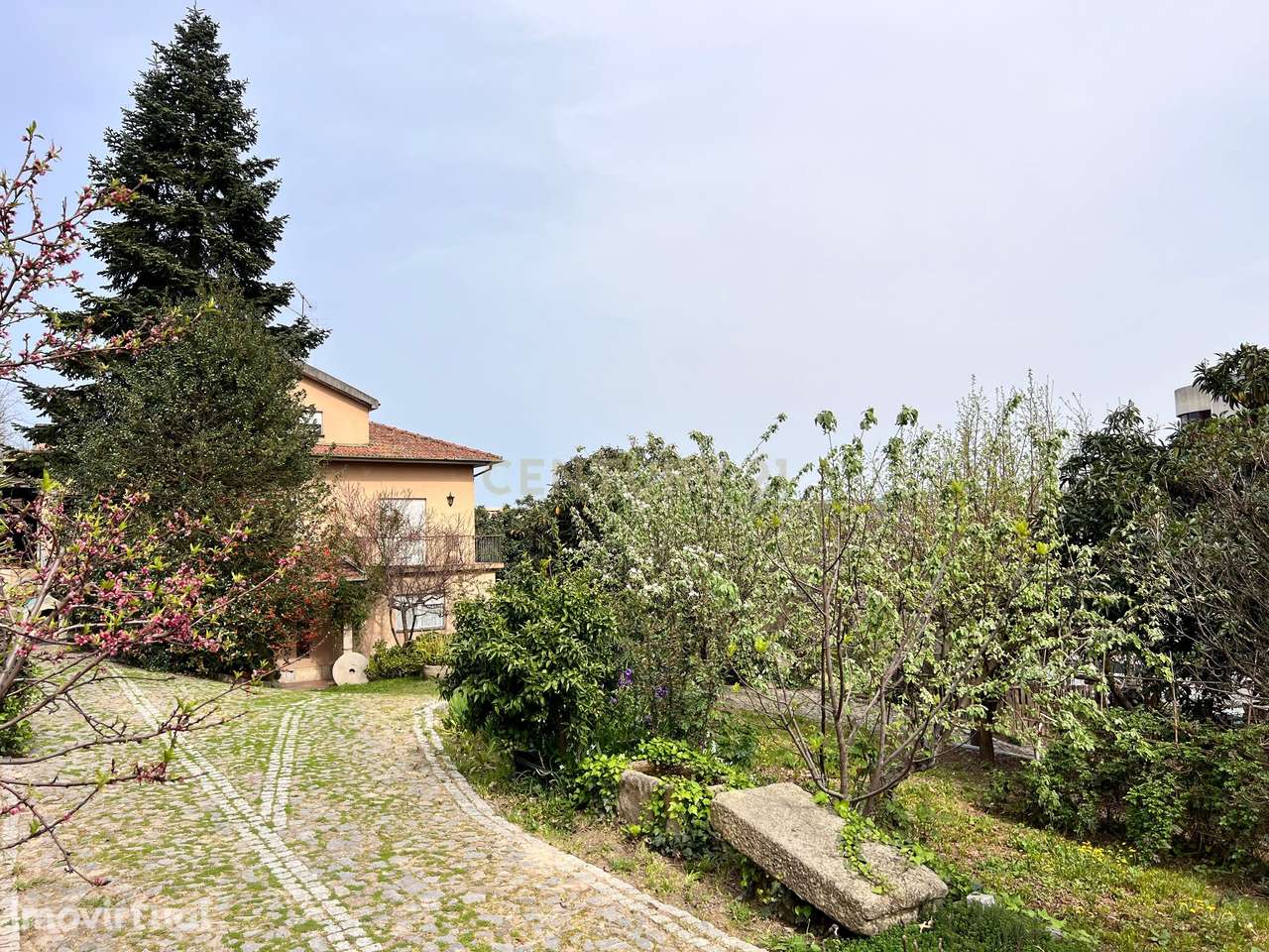 Casa de cinco quartos (T5) com 240m² e terreno de 1370m² no centro de - Grande imagem: 4/34