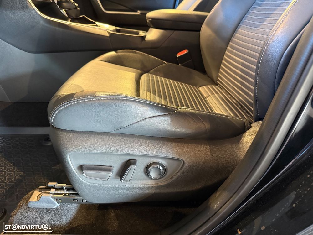 Toyota RAV4 2.5 HDF Black Edition - 15