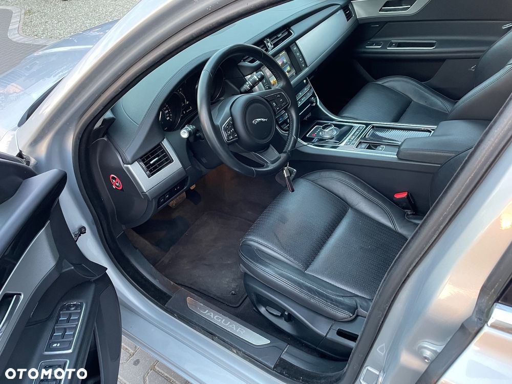 Jaguar XF 20d Prestige - 9