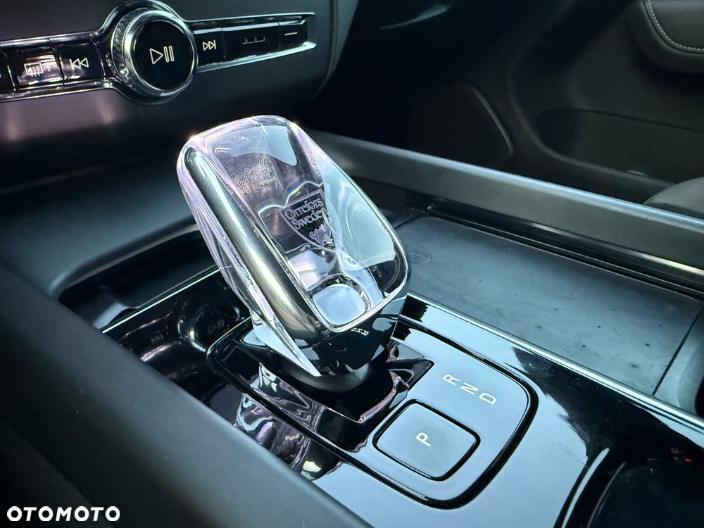 Volvo XC 60 B4 D Plus Dark - 24