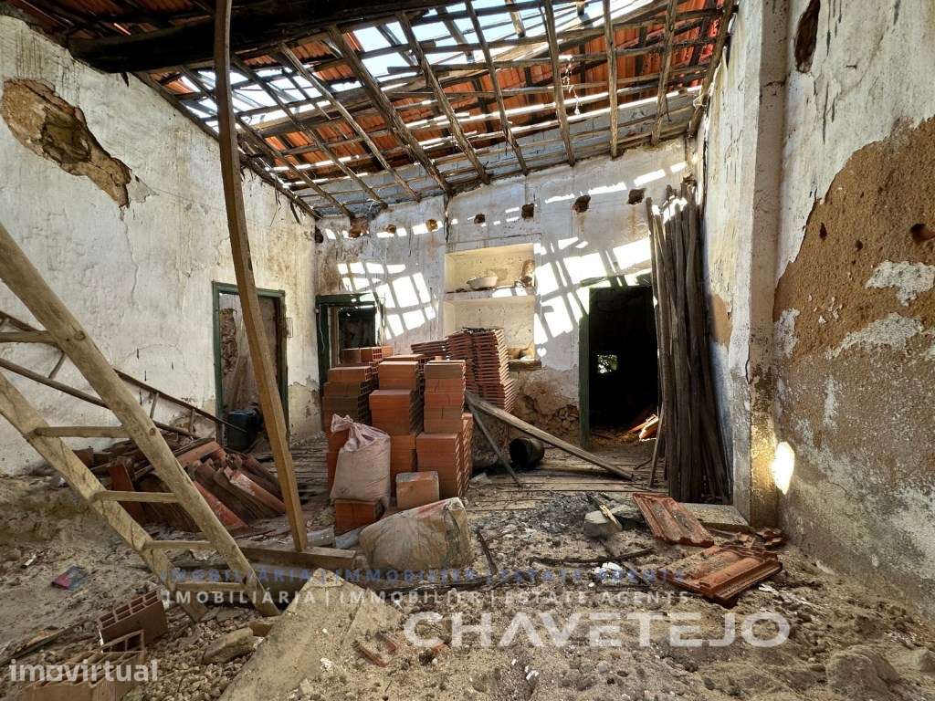 Casa térrea antiga para recuperar situada na aldeia dos Casais. - Grande imagem: 5/7