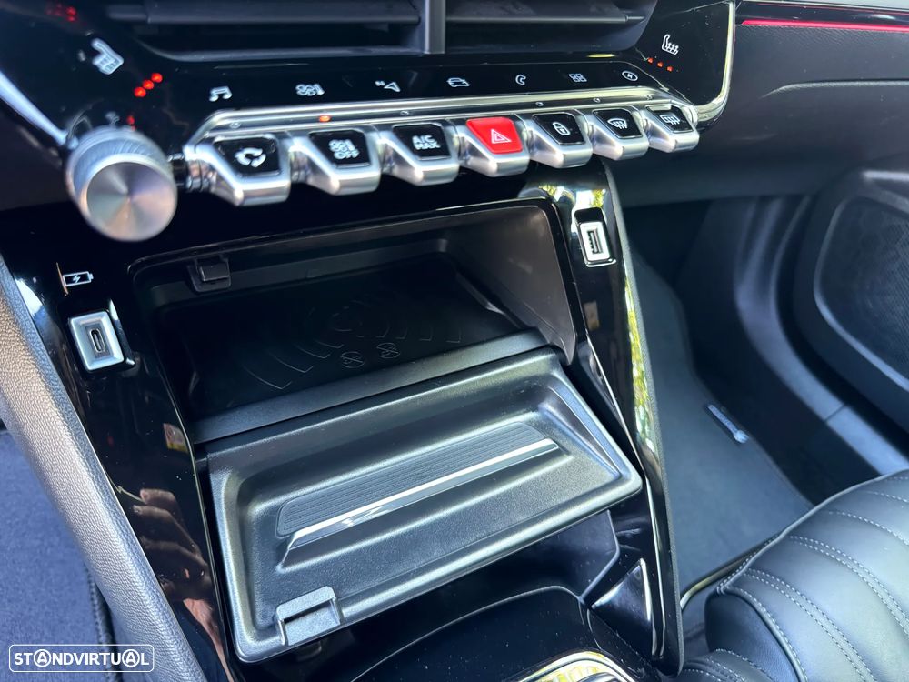 Peugeot e-2008 50 kWh GT - 32