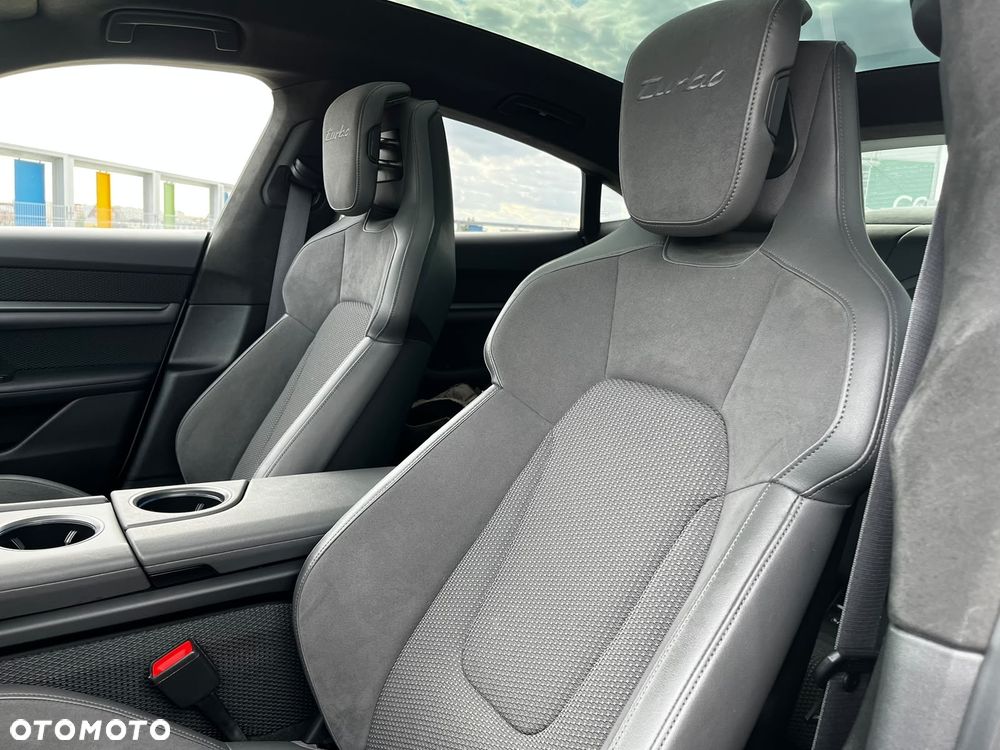 Porsche Taycan Turbo - 23