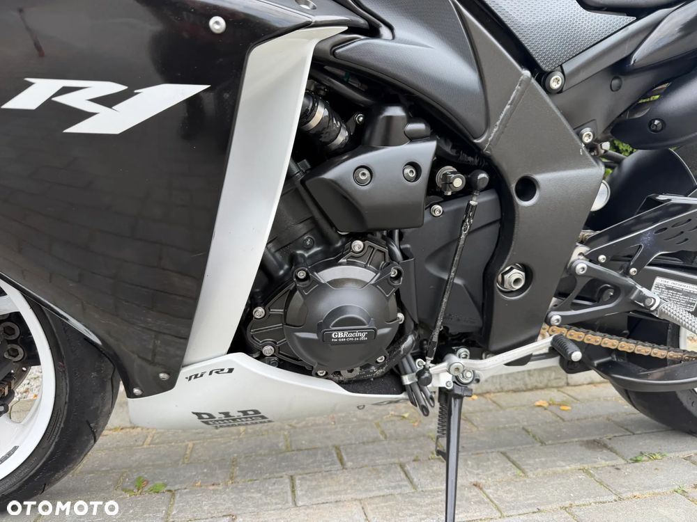 Yamaha R1 - 35