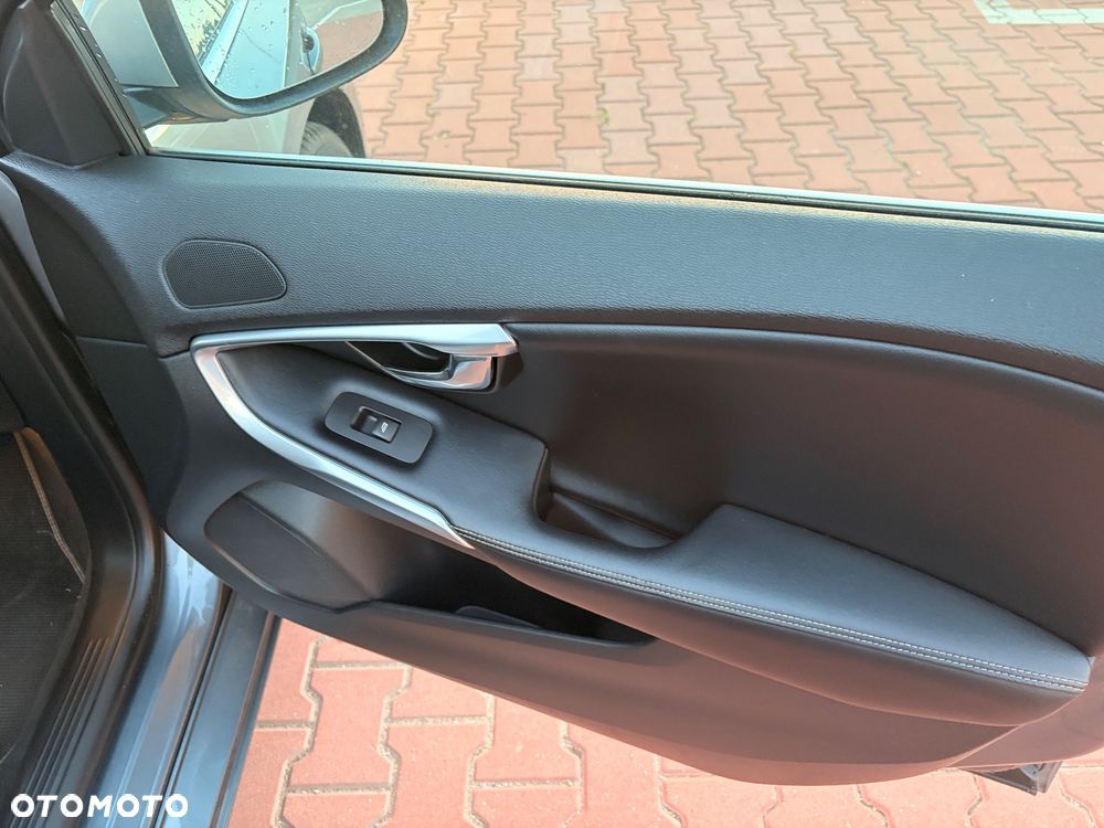Volvo V40 D2 Drive-E R-Design Momentum - 18