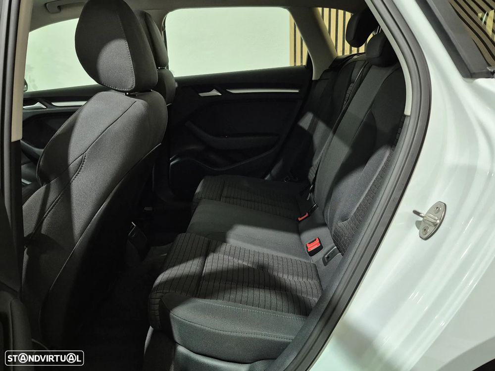 Audi A3 Sportback 1.6 TDI Attraction Special Edition - 34