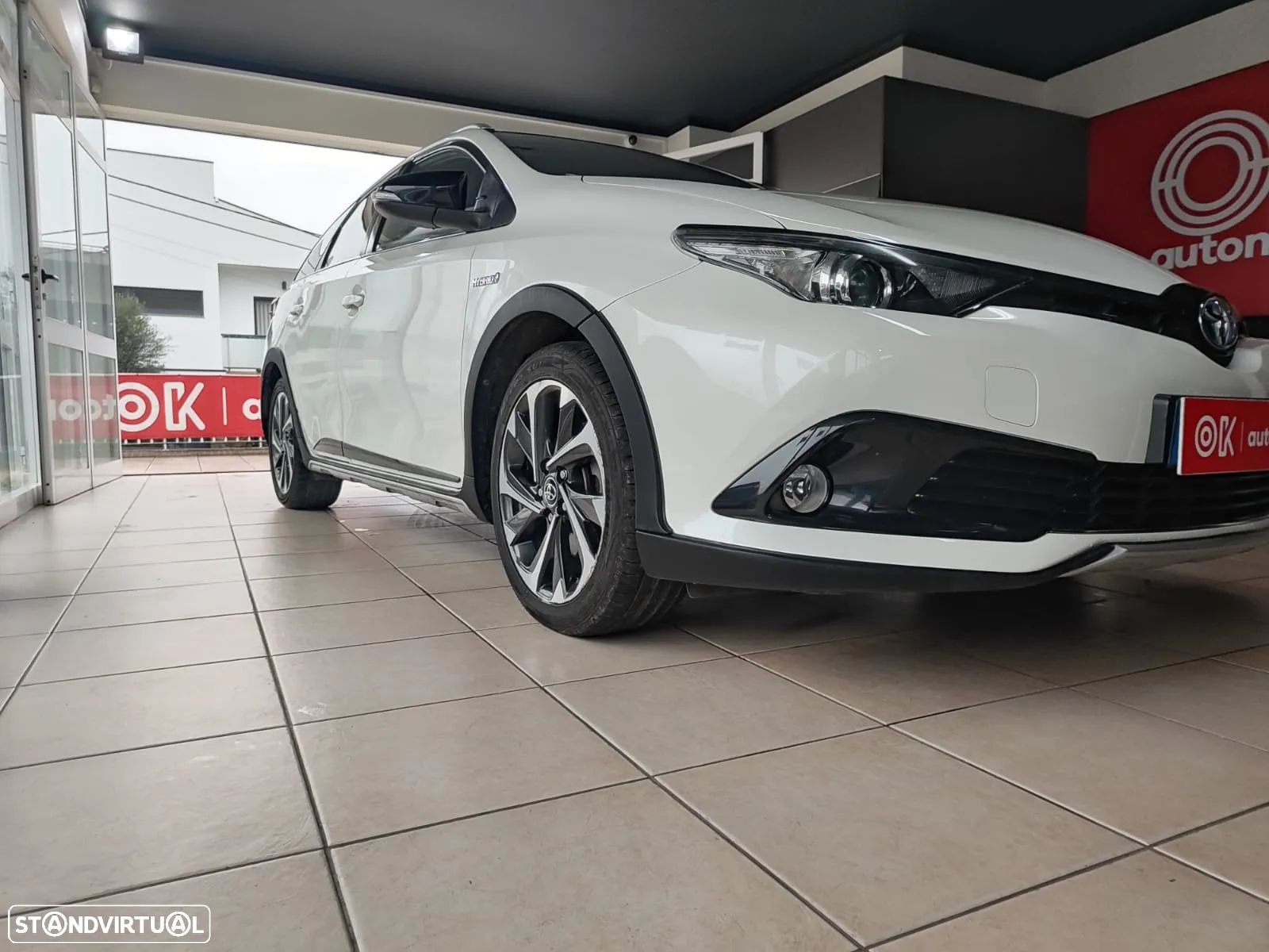 Toyota Auris Touring Sports 1.8 HSD Comfort+P.Sport - 1