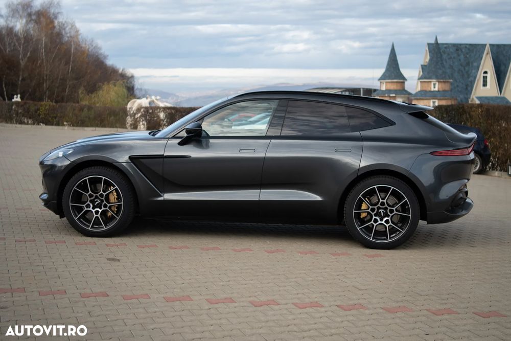 Aston Martin DBX - 9