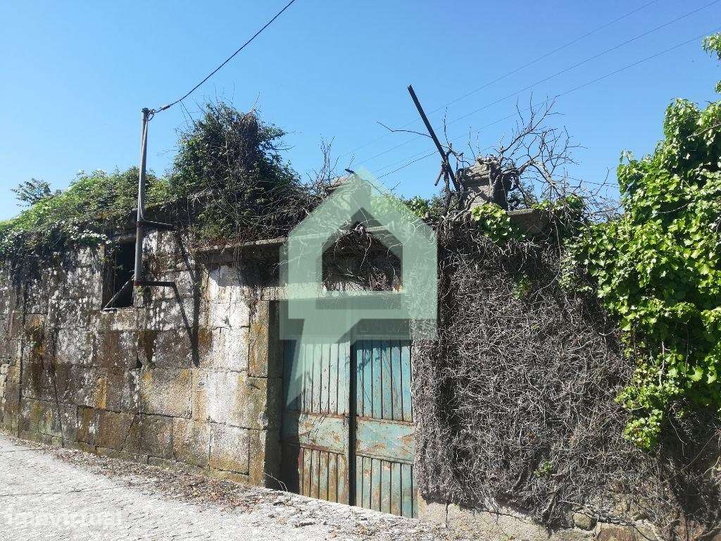 Propriedade com ruínas bons acessos Souto- Guimarães - Grande imagem: 3/12